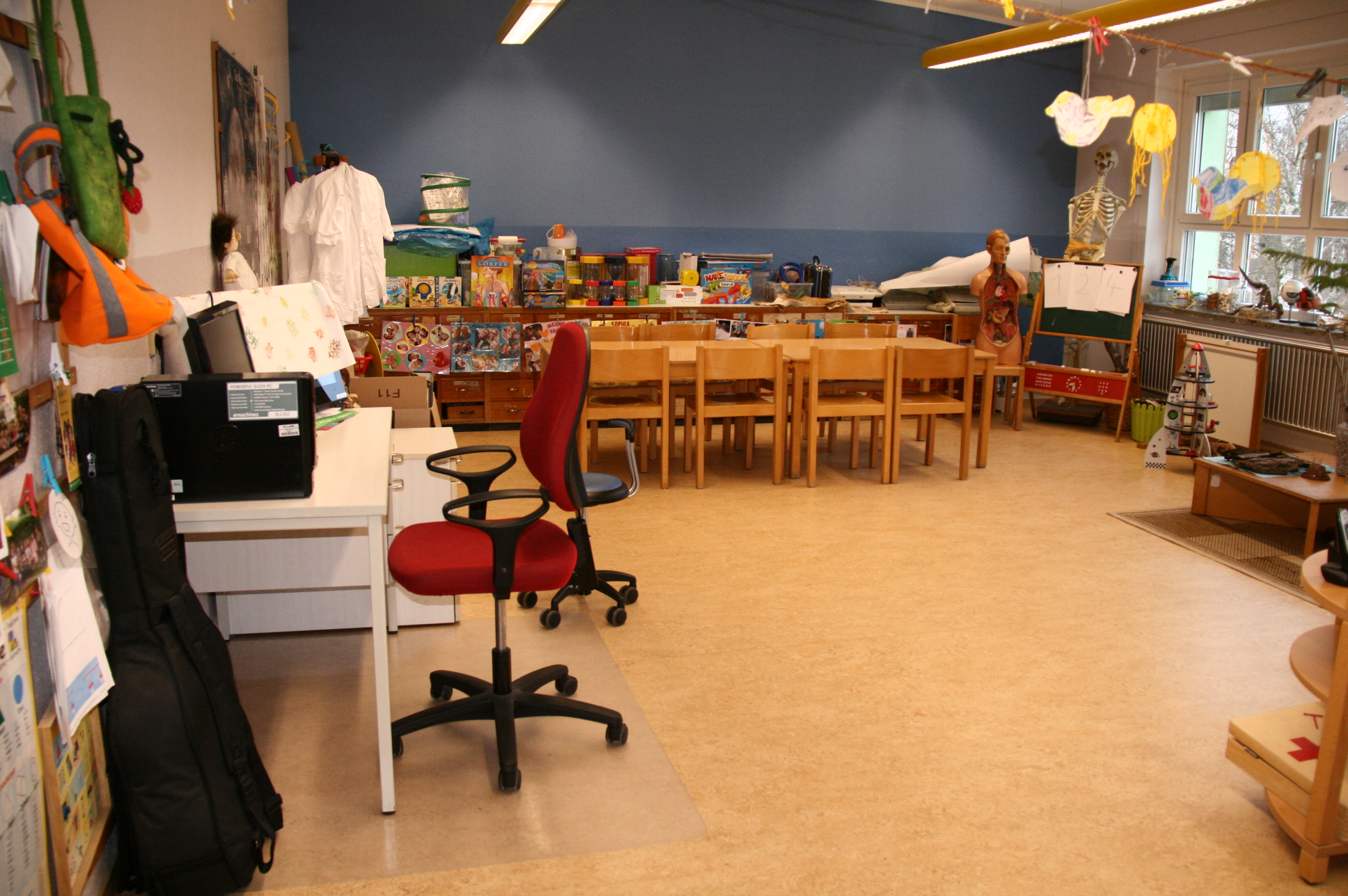 Forscherzimmer mit Experimentiermaterial
